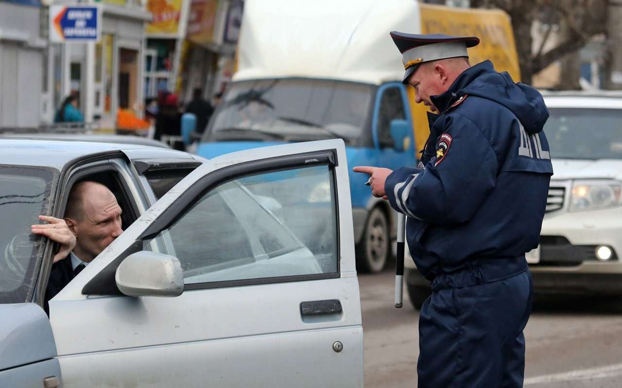 Подстава с препятствием на дороге — что ответить инспектору ГИБДД?
