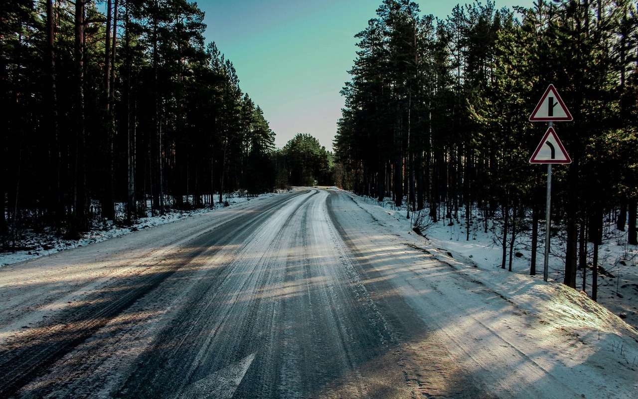 Россиян предупредили о «черном льде» на дорогах