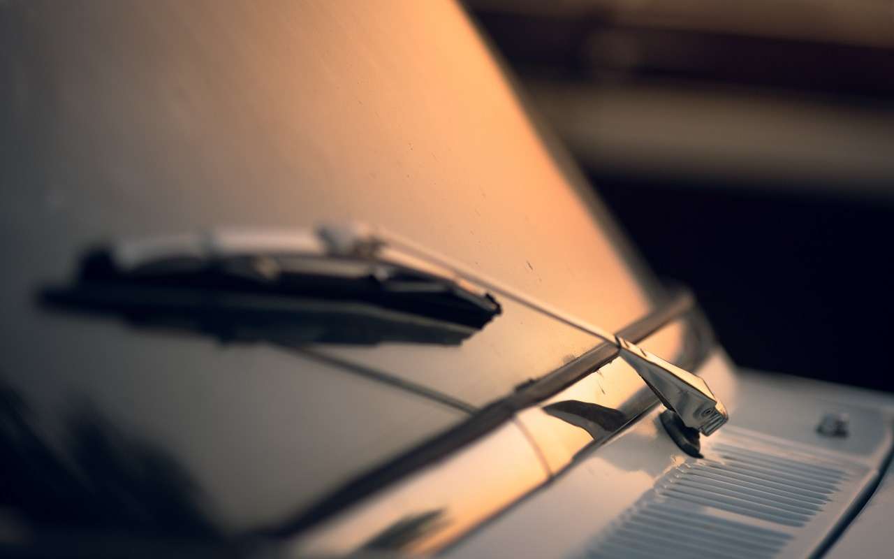 Как часто стоит менять дворники? Многие водители с этим затягивают