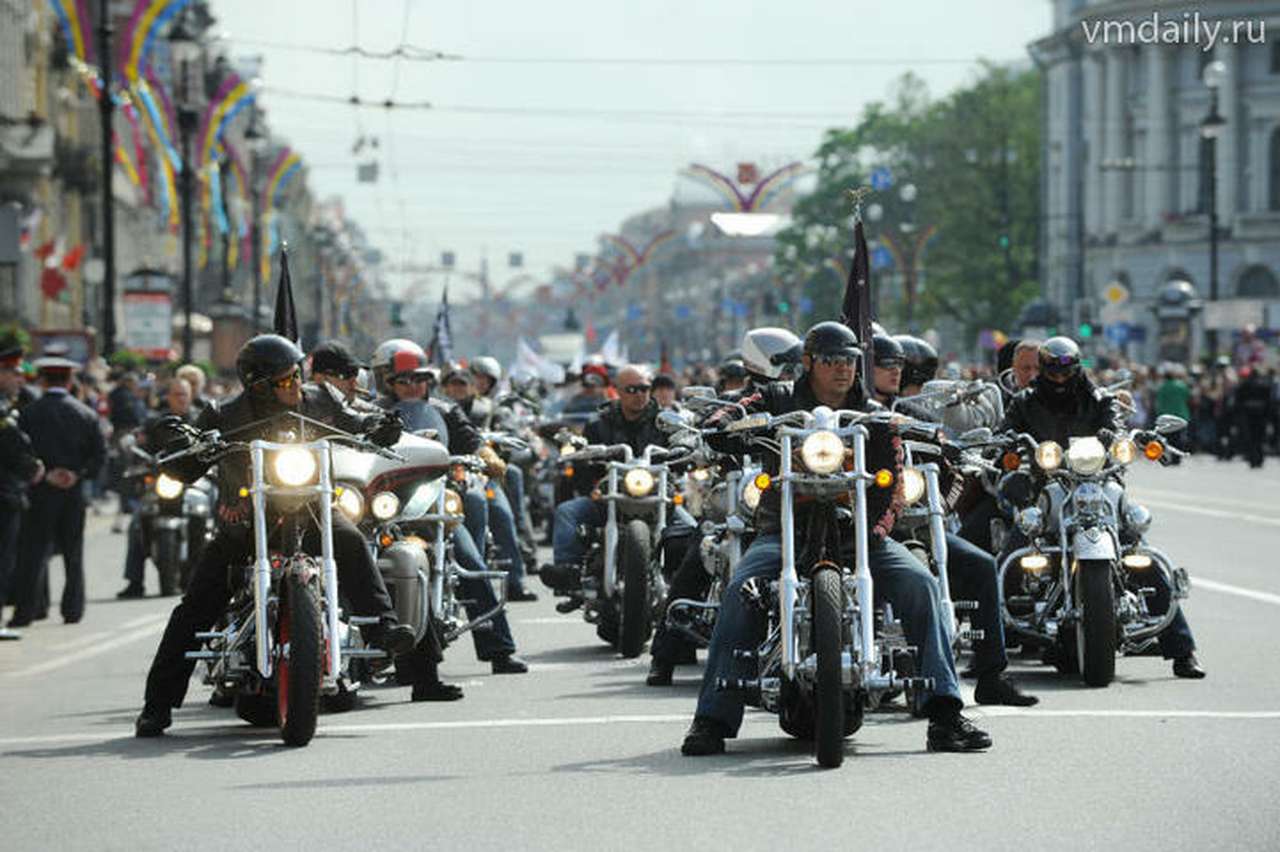 Байкеры заставили полицию задержать хулиганов, взяв в осаду отдел ГИБДД