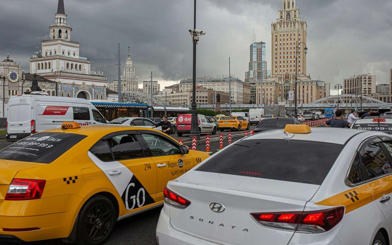 Не стоит вызывать такси в непогоду — эксперт объяснил причину