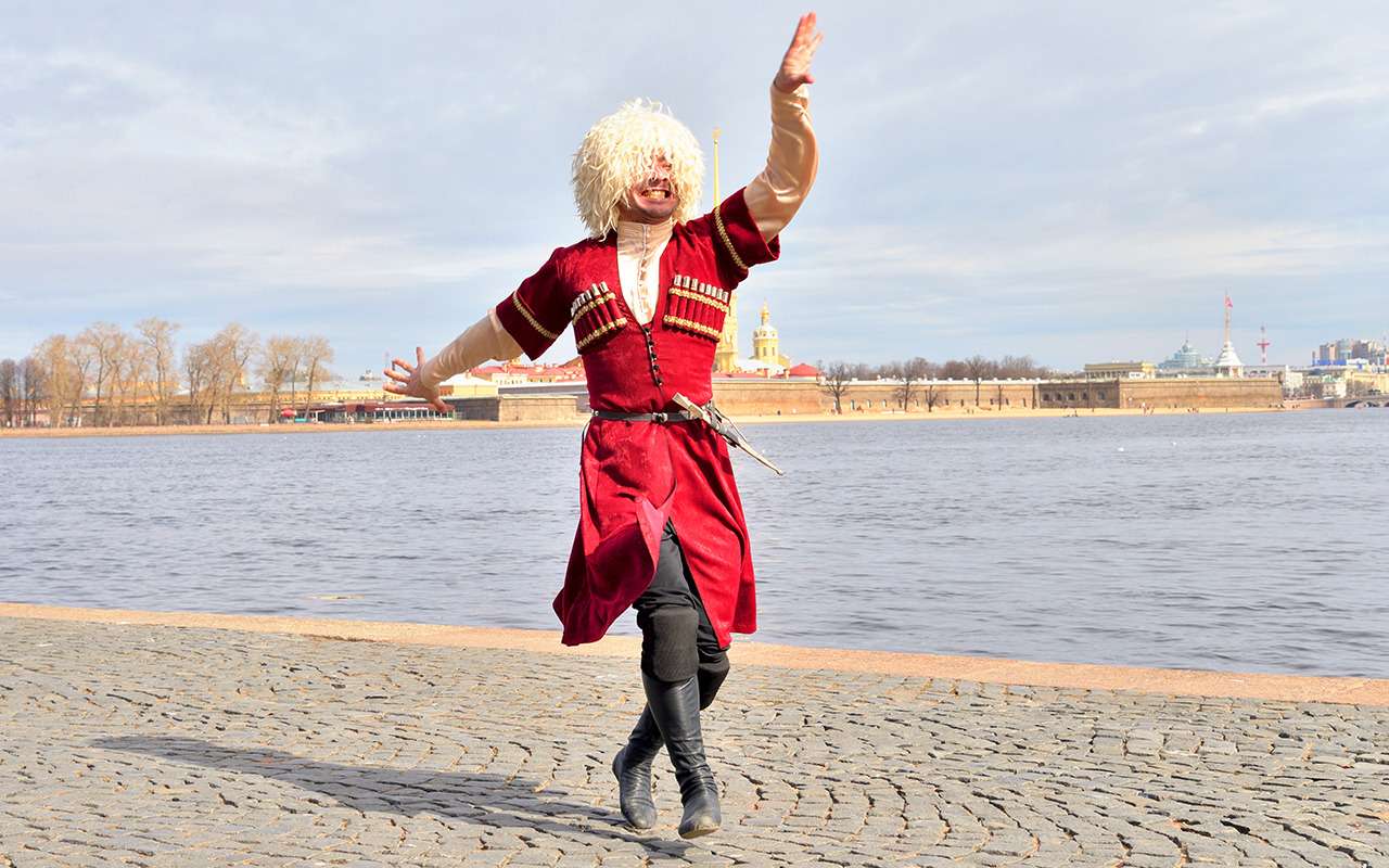 Как снять стресс после ДТП - станцевать лезгинку на капоте