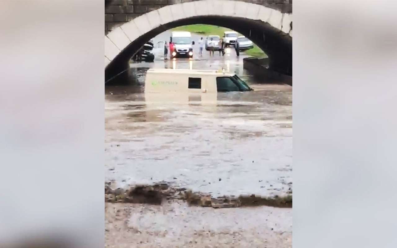 Машина инкассаторов утонула в луже, но они так и не оставили ценный груз