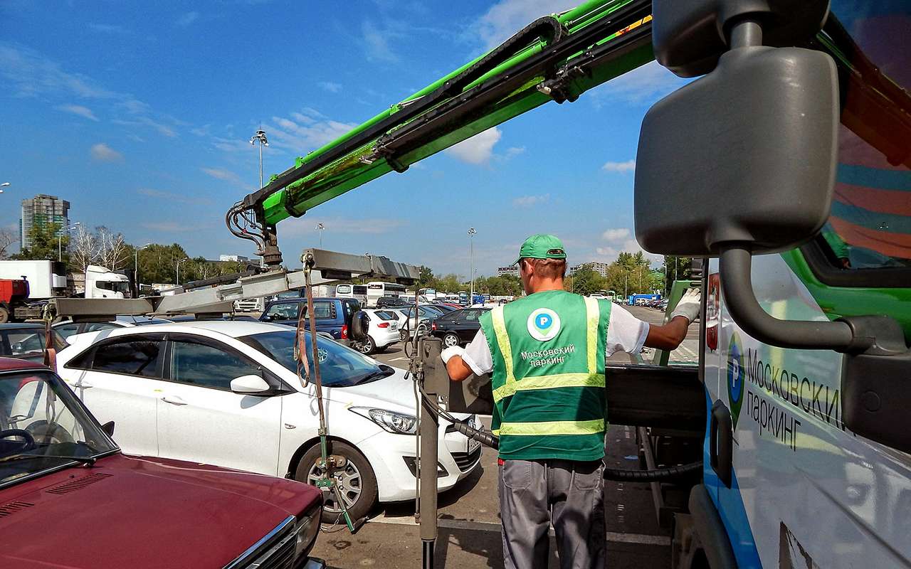 Автомобили без номеров на платных парковках не приносят в казну города ни копейки. А это непорядок!