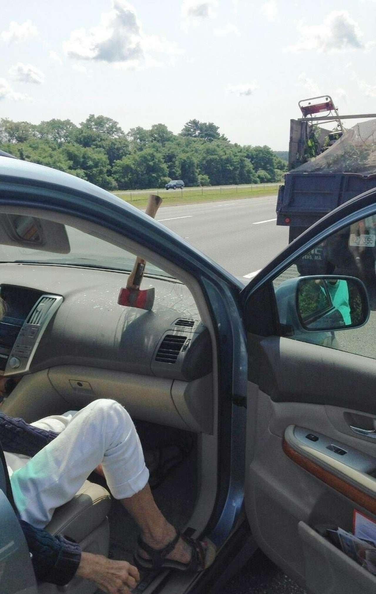 Незакрепленный топор влетел в ветровое стекло автомобиля на скорости 100 км/ч