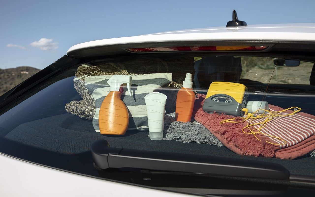 Взорвется или загорится: что нельзя оставлять в машине летом