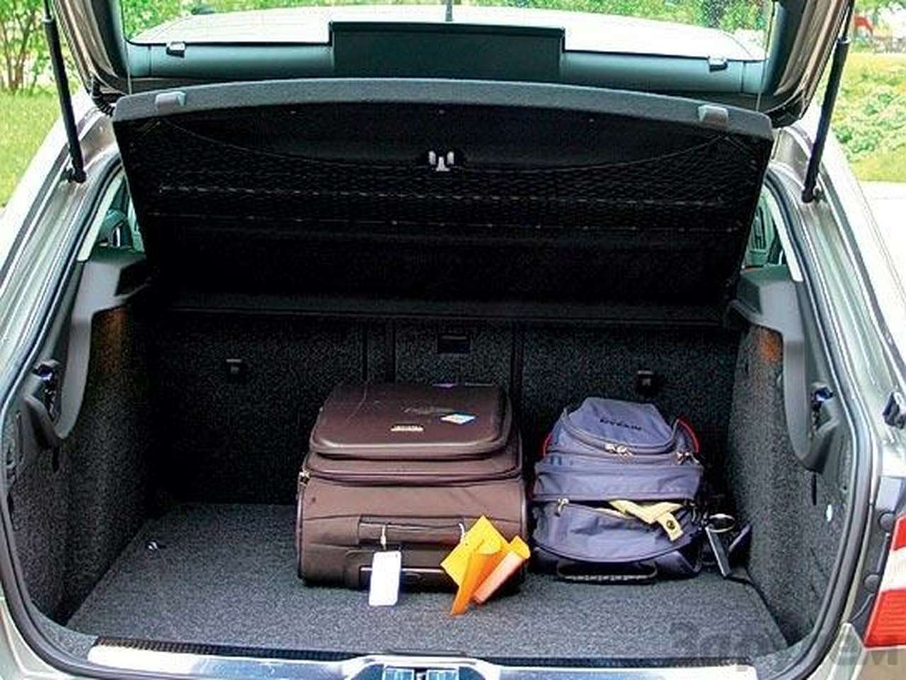 …седан превращается в большой хэтчбек. Конструкцию «шкодовцы» назвали «Твиндор» (Twindoor).