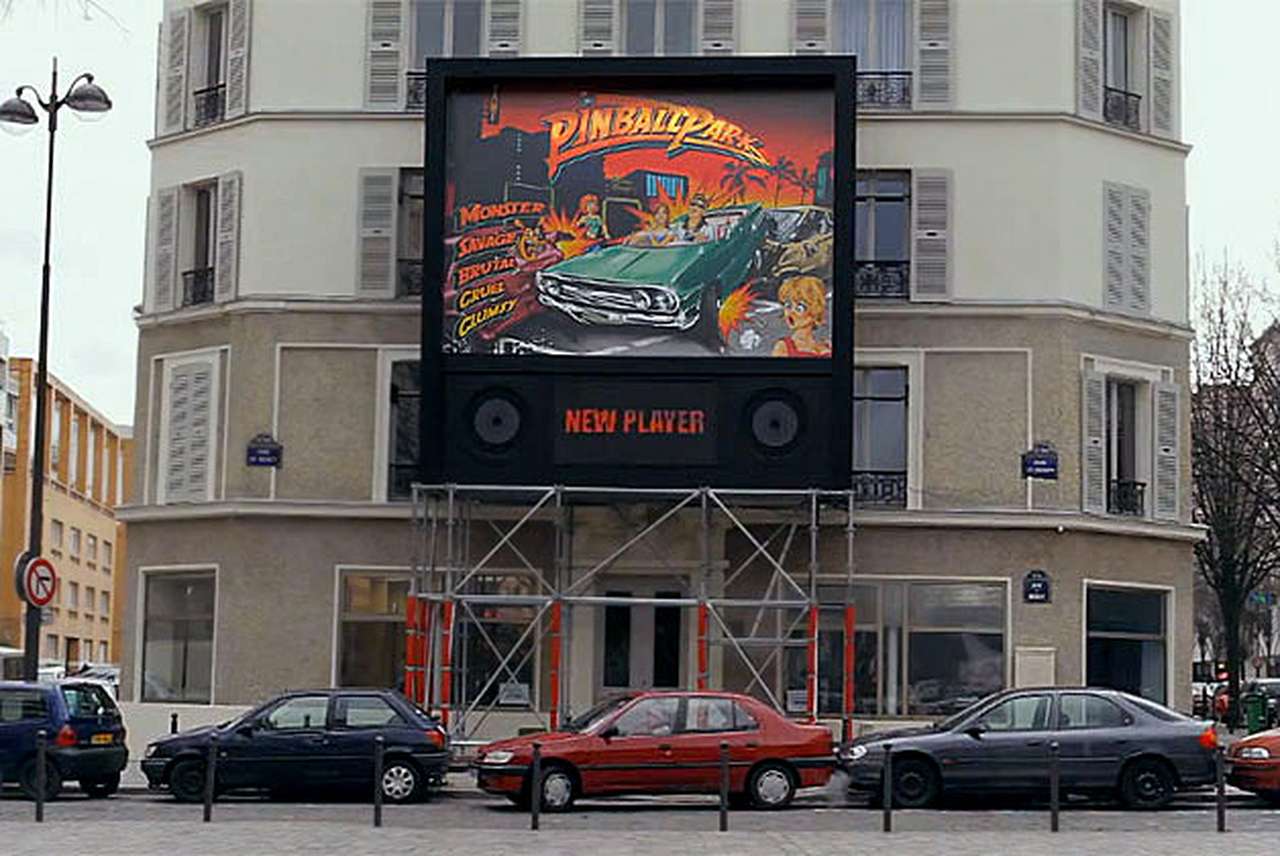 Самого неуклюжего водителя Парижа премировали автомобилем