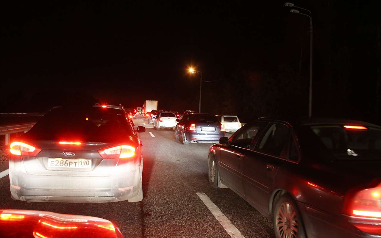 Родная Москва встретила нас тем же, чем и провожала, — смачными заторами.