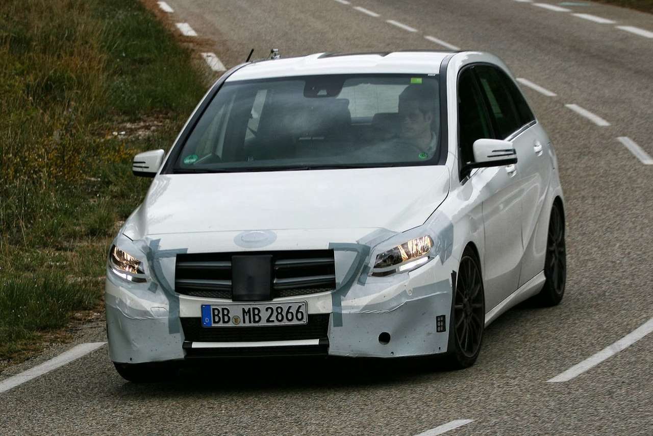 Mercedes обкатывает обновленный B-class