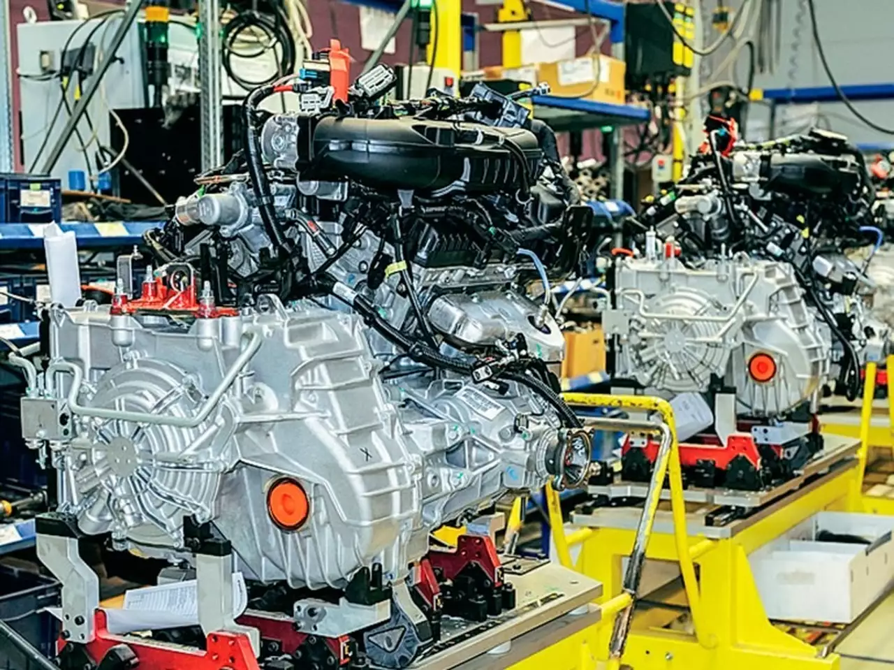 Медведев пообещал защиту российскому автопрому и санкции западному 