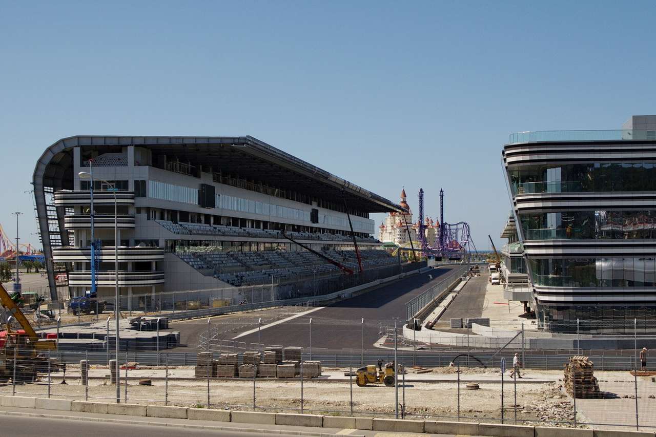 В начале августа основные работы развернулись в районе стартовой прямой.