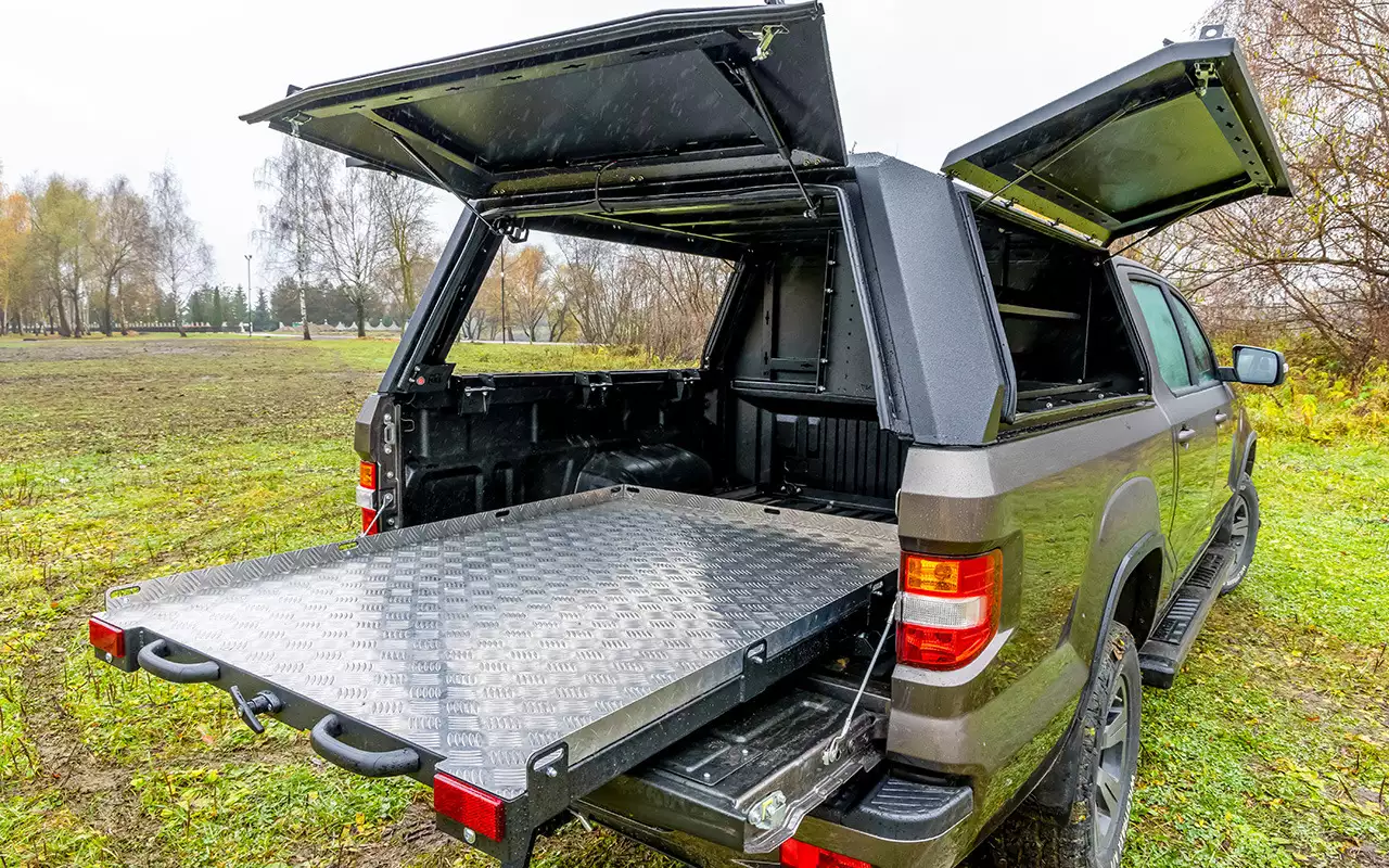 Грузовой отсек длиной 1,7 метра спокойно вмещает два европоддона. Выезжающая платформа выдерживает 650 кг.