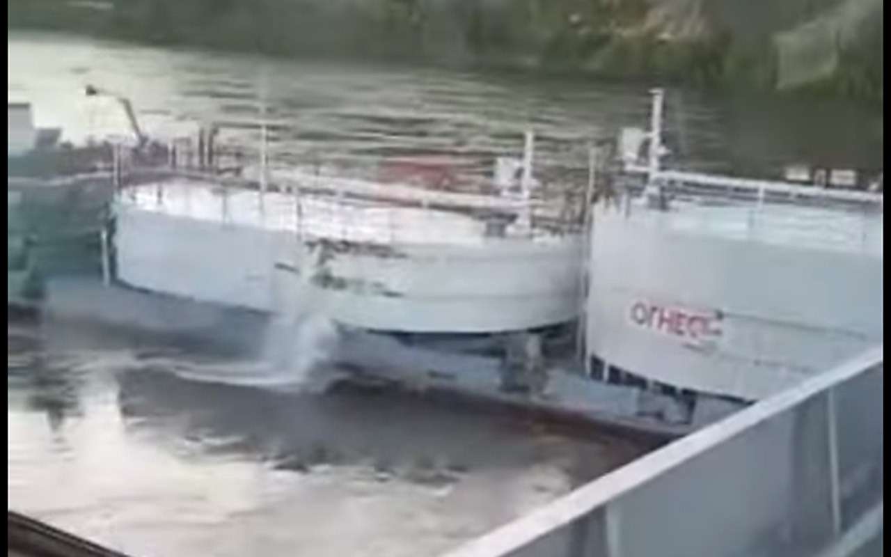 Два танкера столкнулись в Иркутской области, капитан был пьян (видео)