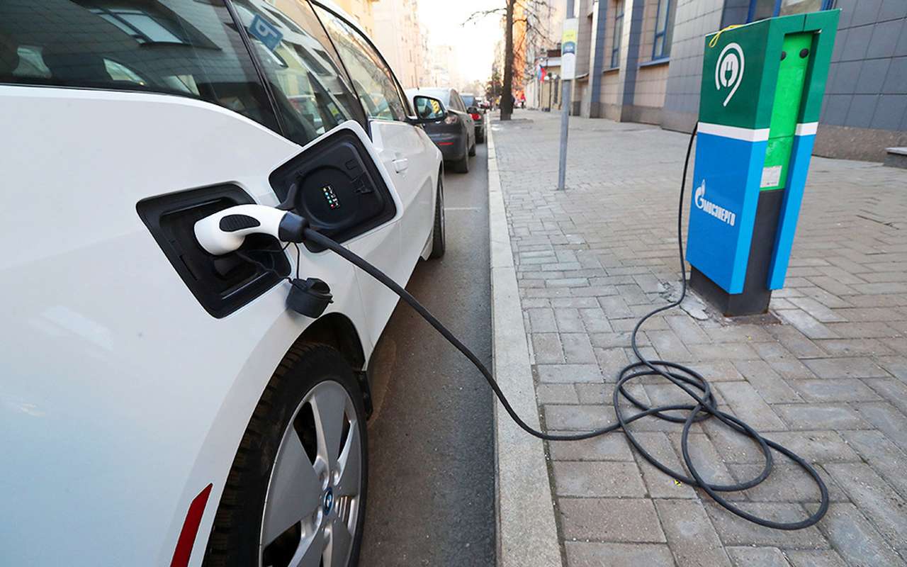 Для электрокаров прописали бесплатные парковки и зарядки