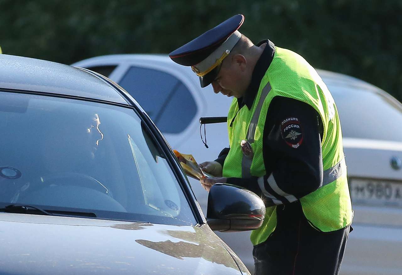Выяснилось, как автомобилисты относятся к сотрудникам ГИБДД