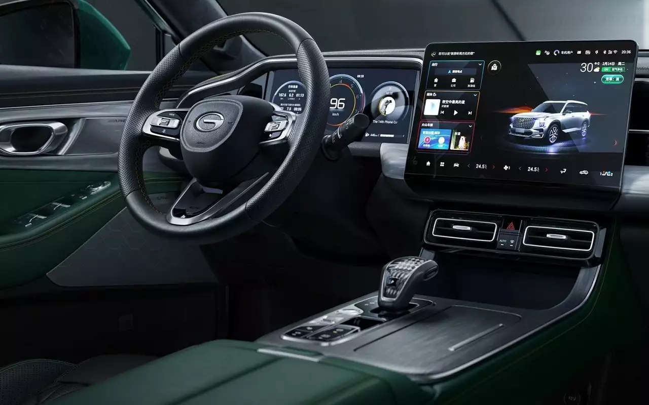 В салоне Москвича немало физических кнопок, но центральный дисплей на сегодня уже маловат.