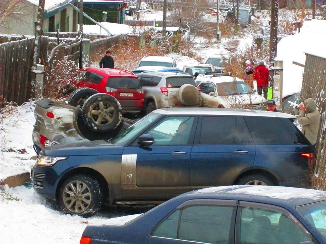 В Красноярске на узком спуске столкнулись 12 иномарок