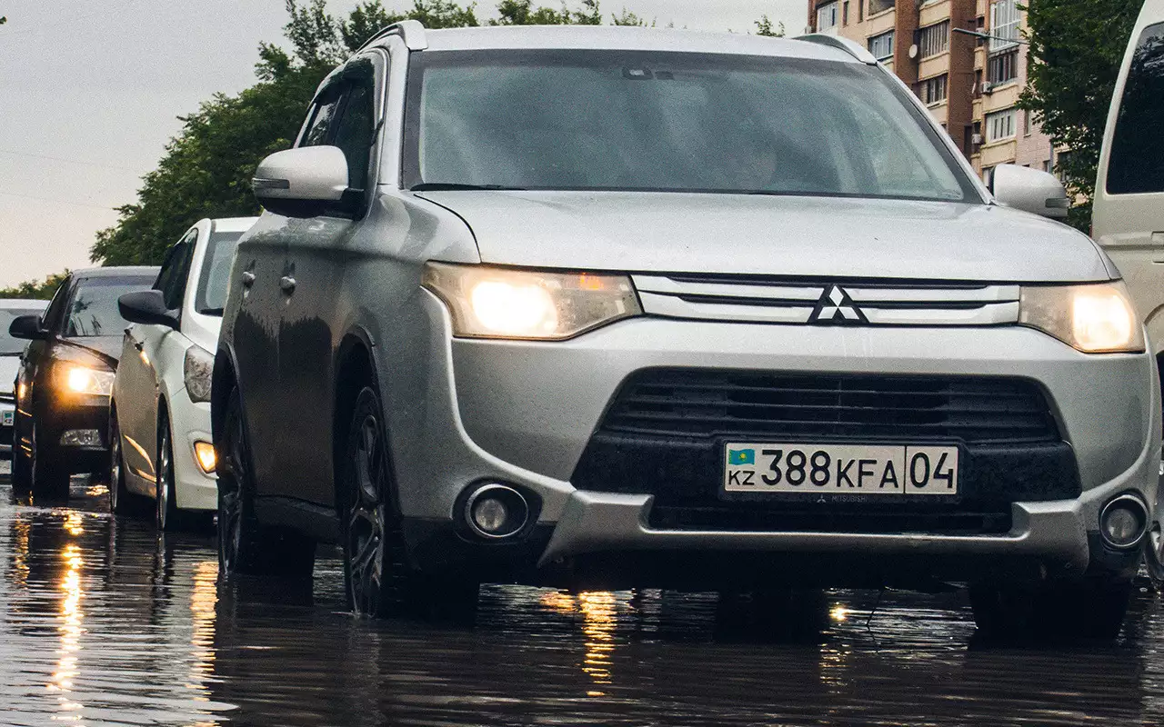 Сотни водителей пытались вывезти топливо из Казахстана