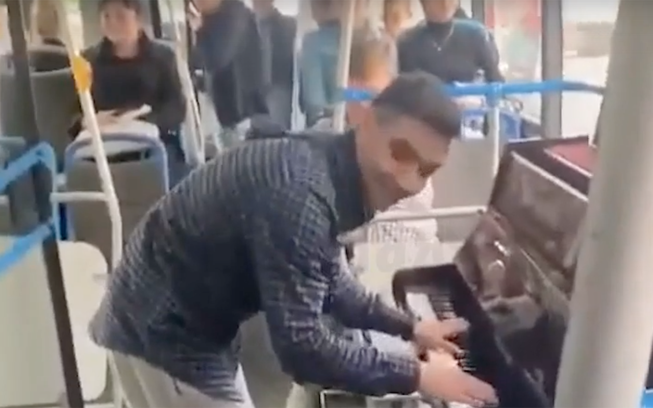 Этот парень сделает ваш день – он поставил пианино в салон автобуса (видео)