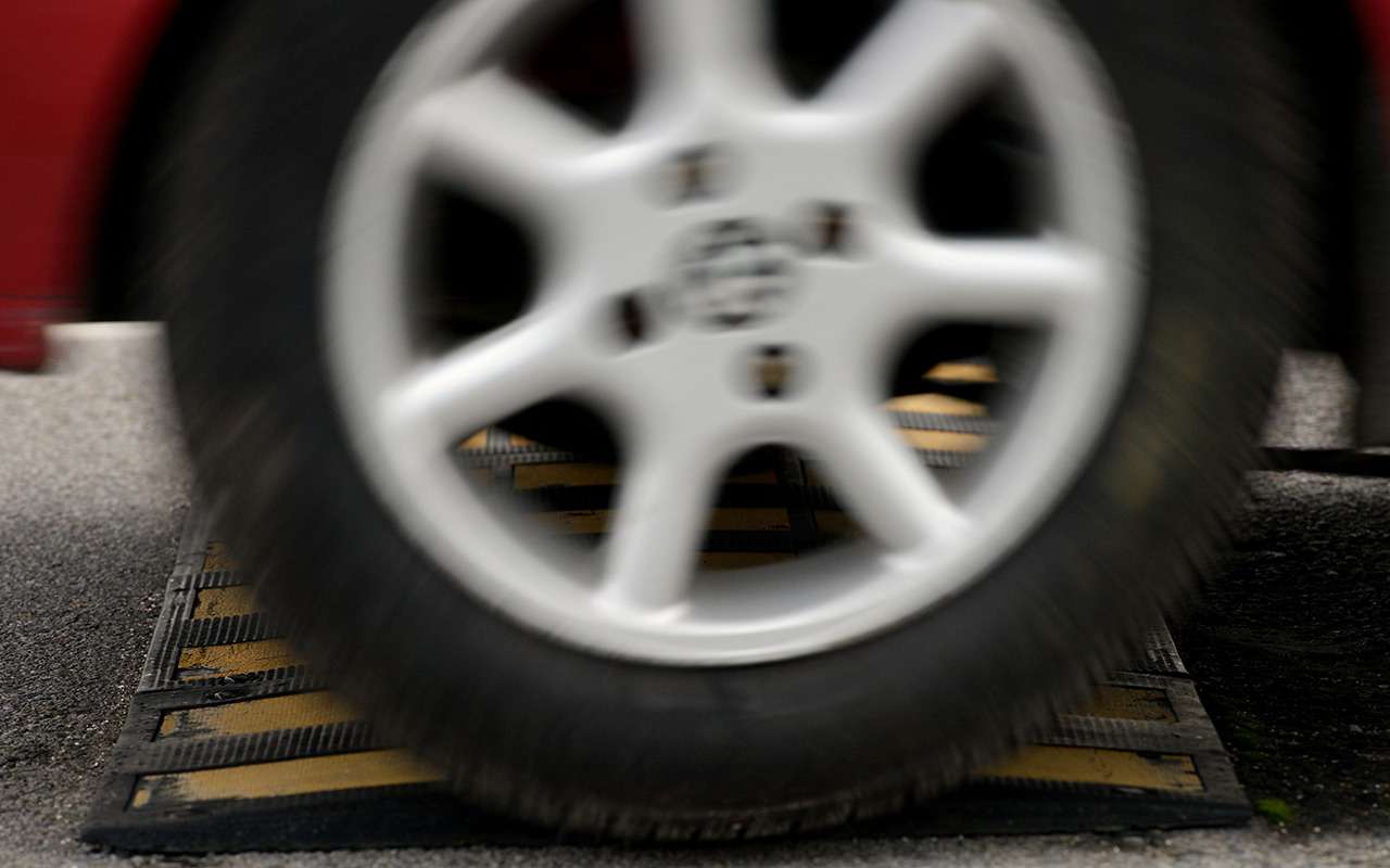 Как правильно переезжать «лежачих полицейских», чтобы не навредить машине