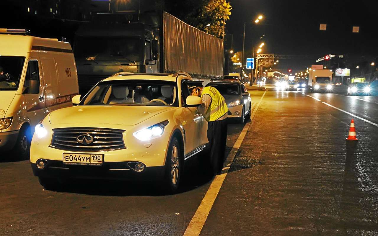 В темное время ближний или дальний свет обязателен. Без этого штрафа не избежать.