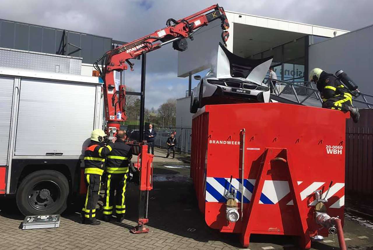 Пожарные утопили машину, чтобы та не загорелась