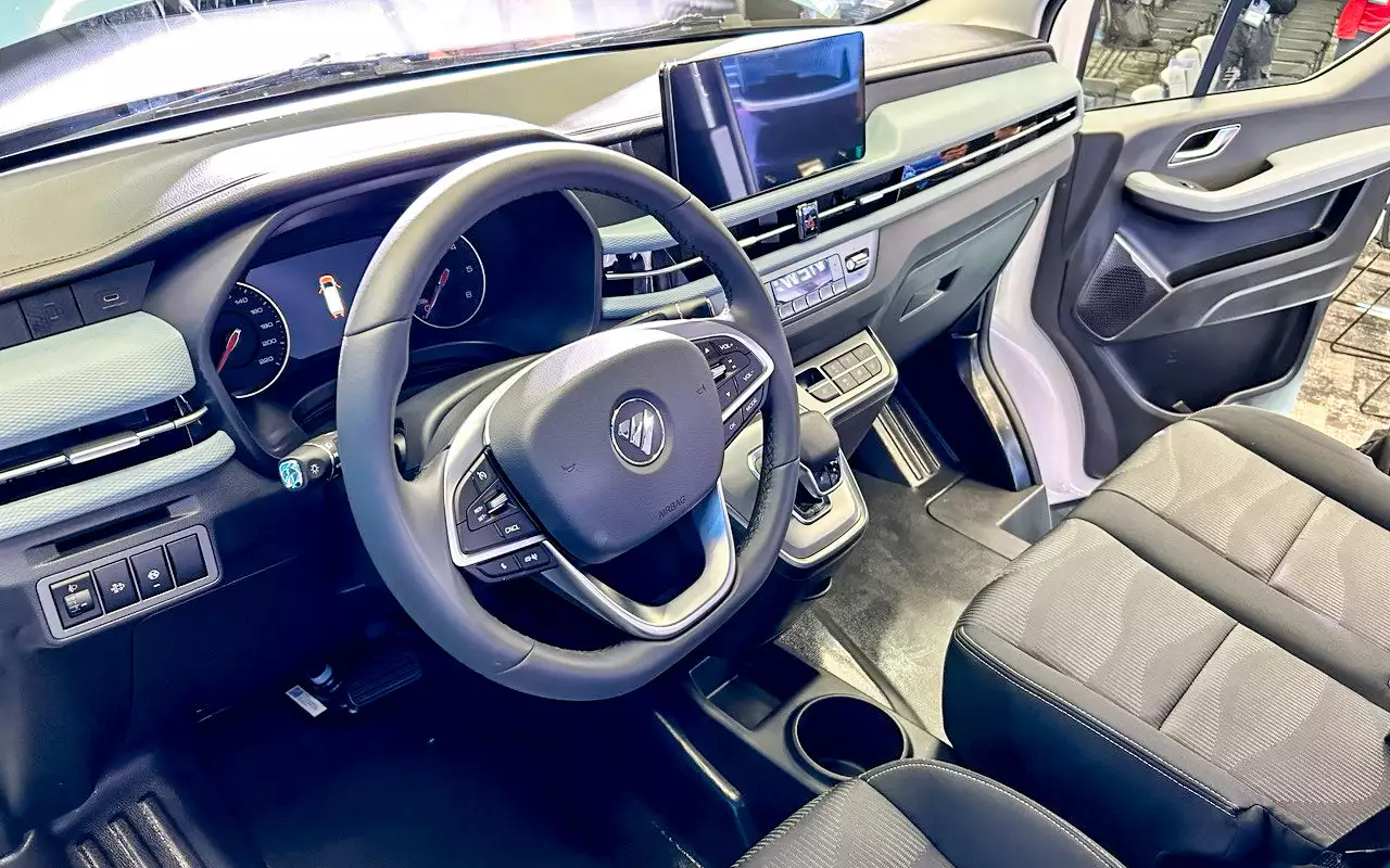 В кабине предусмотрены три посадочных места – для водителя и двух пассажиров. Как и у многих других «китайцев» – с подстаканниками негусто.