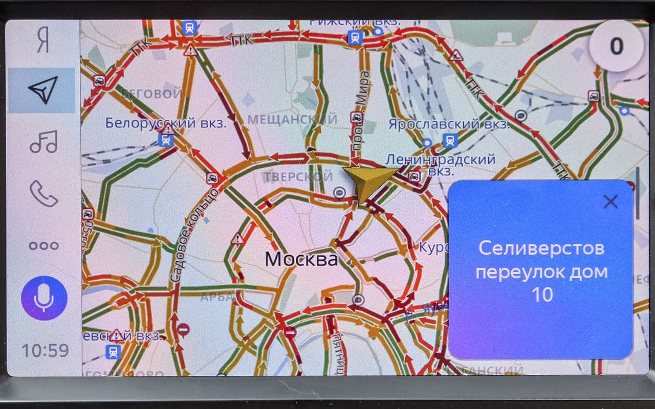 Голосовое управление помогает меньше отвлекаться от дороги, а еще бот (по имени Алиса) способен поддержать примитивный разговор.