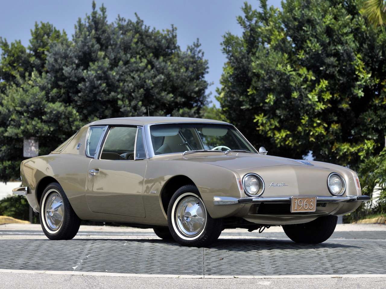 Престижное купе Studebaker Avanti – последнее из рода Студебекеров. Цитата: «имел броский дизайн, опережающий свое время, из-за чего не нашел популярности и перестал производиться уже в следующем году». Судя по всему, дизайн опередил время намного больше, чем на полвека.