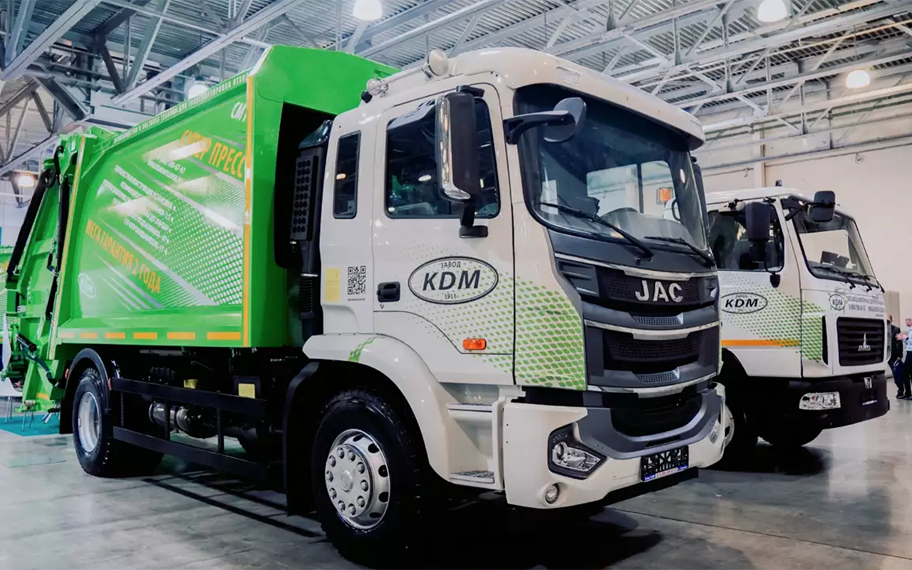 Представлен российский мусоровоз на китайском шасси