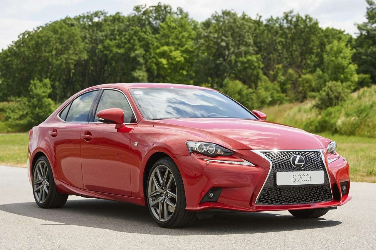 Седан Lexus IS получил турбомотор