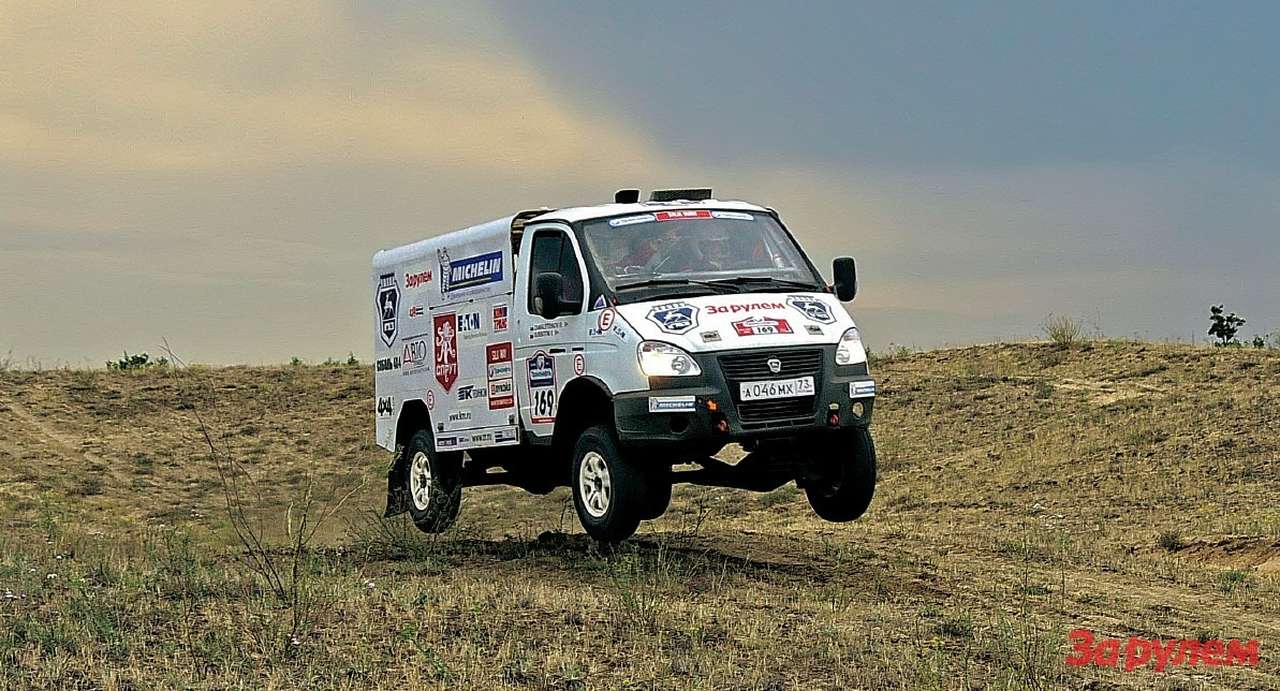 Силовой агрегат на нашем «Соболе» смещен назад почти на метр. Поэтому на хорошем ходу приземляться удавалось довольно ровно и мы могли держать высокую скорость.