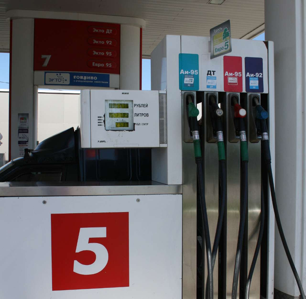 Правительство понизило запретительные пошлины на бензин 