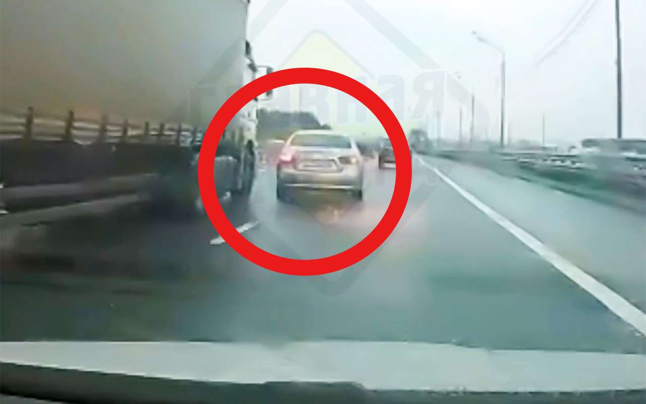 Не заметила фуру: как не надо перестраиваться на трассе — видеоинструкция