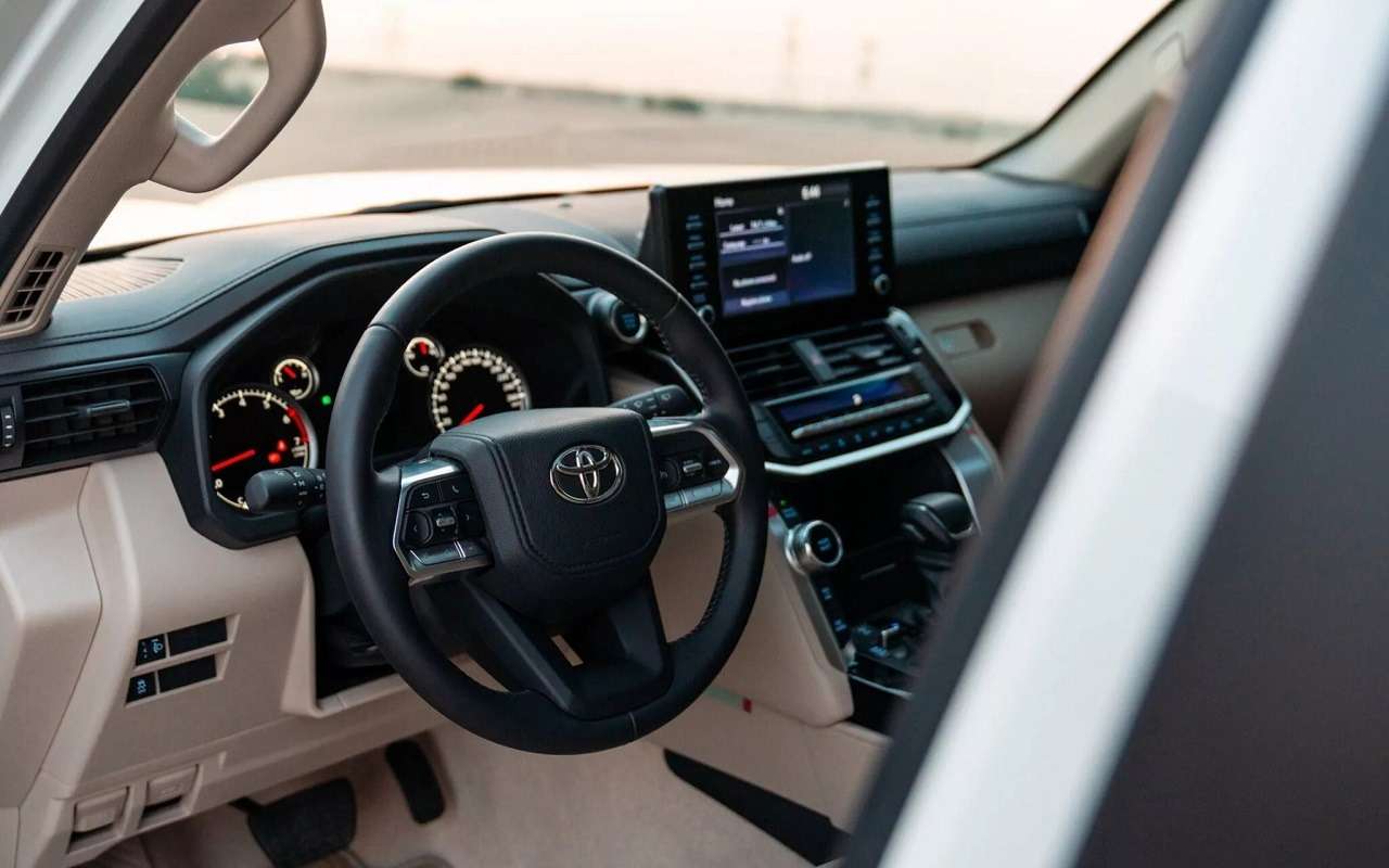 Интерьер Toyota Land Cruiser 10th Victory Edition