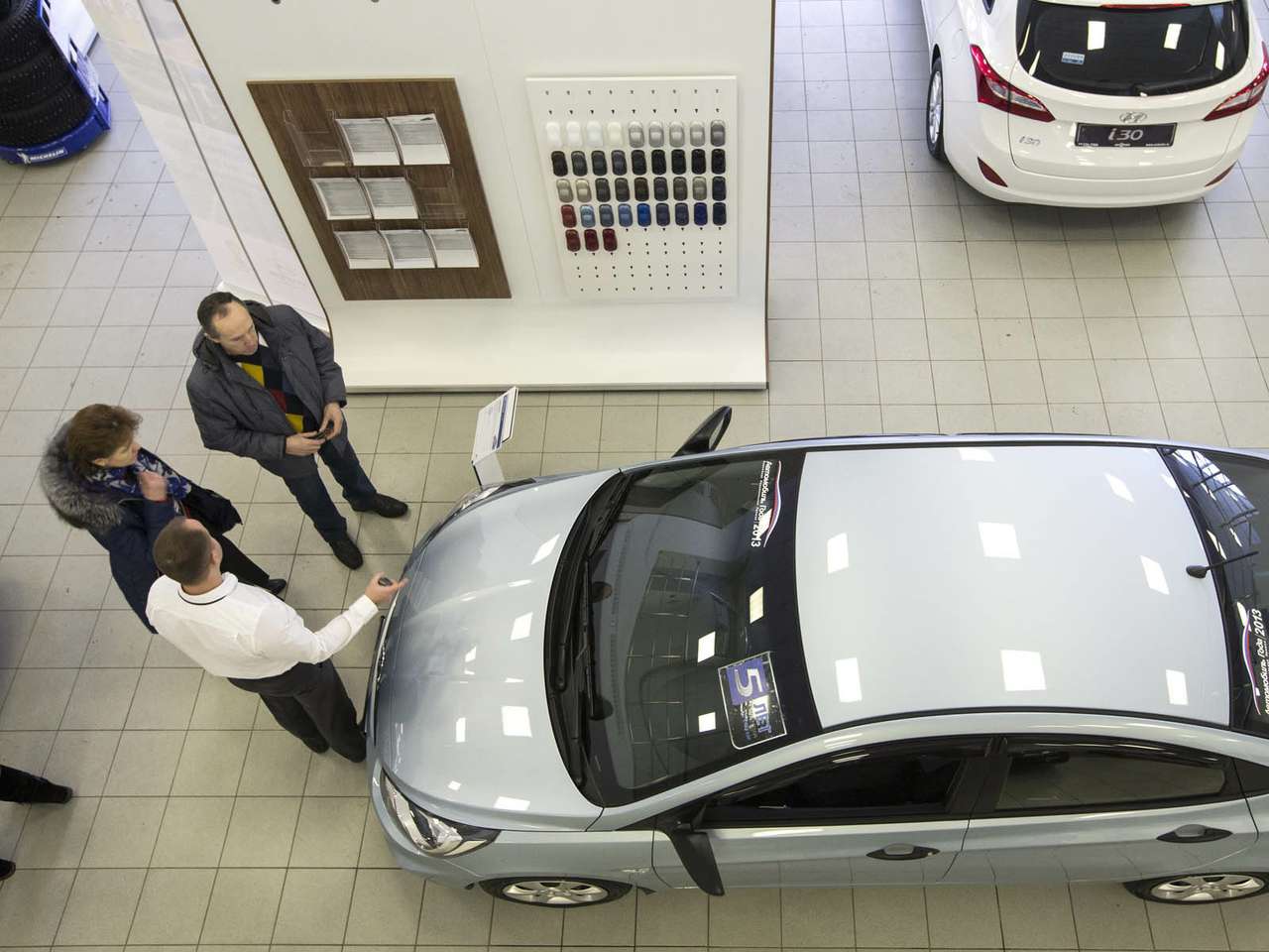 Автомобилей покупают меньше, а денег на них тратят столько же