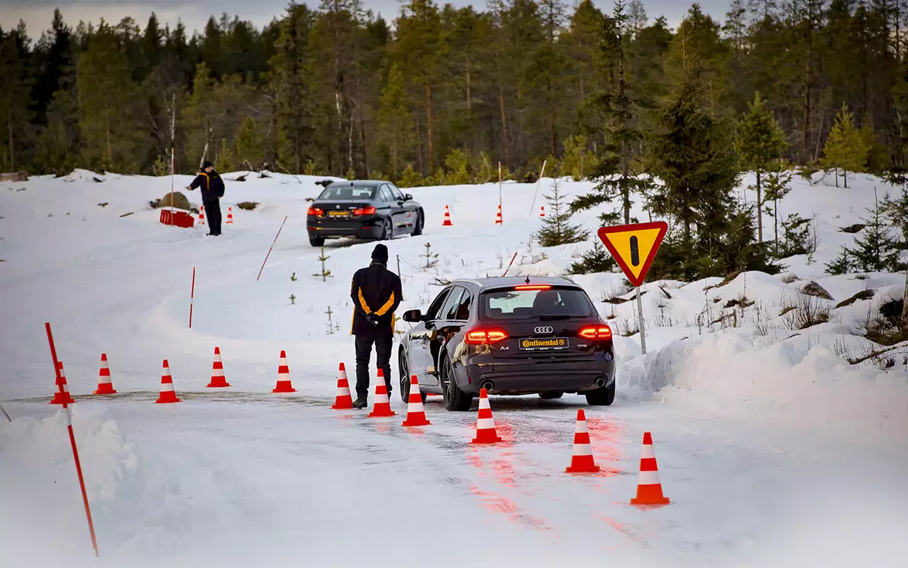 «Шиповки» отличаются от фрикционок более стабильным сцеплением на льду, но немного уступают в торможении на асфальте.