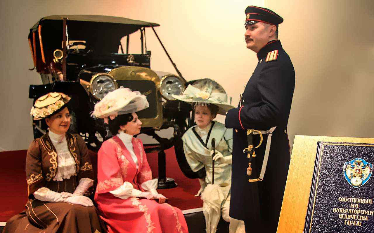 На церемонии открытия 26-й Олдтаймер-Галереи Ильи Сорокина впервые показали книгу «Собственный Его Императорского Величества гараж», только что законченную коллективом российских историков и изданную тиражом 3060 экземпляров. Можно приобрести на выставке.