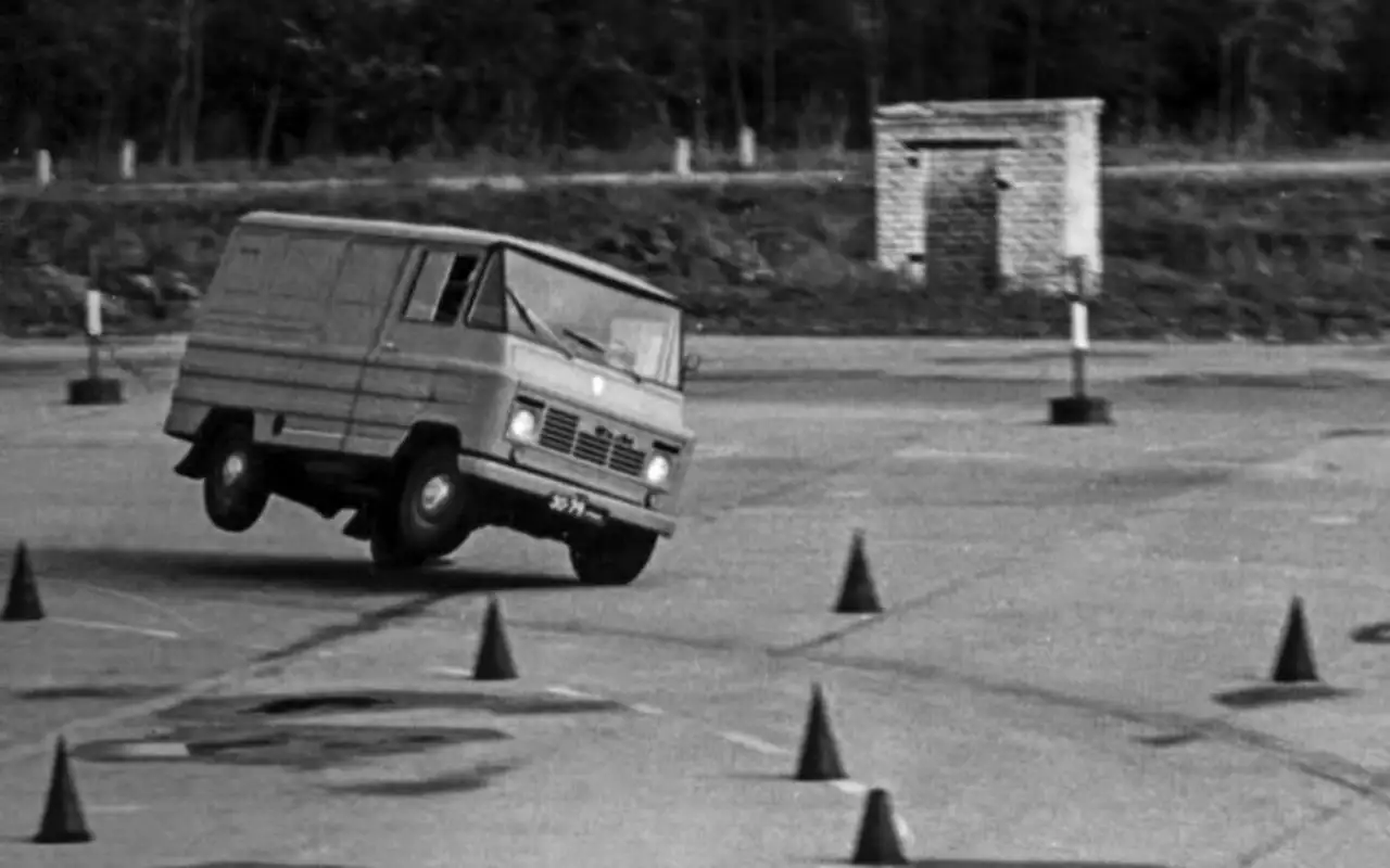 Фургон Zuk A‑06 на испытаниях на Дмитровском полигоне.