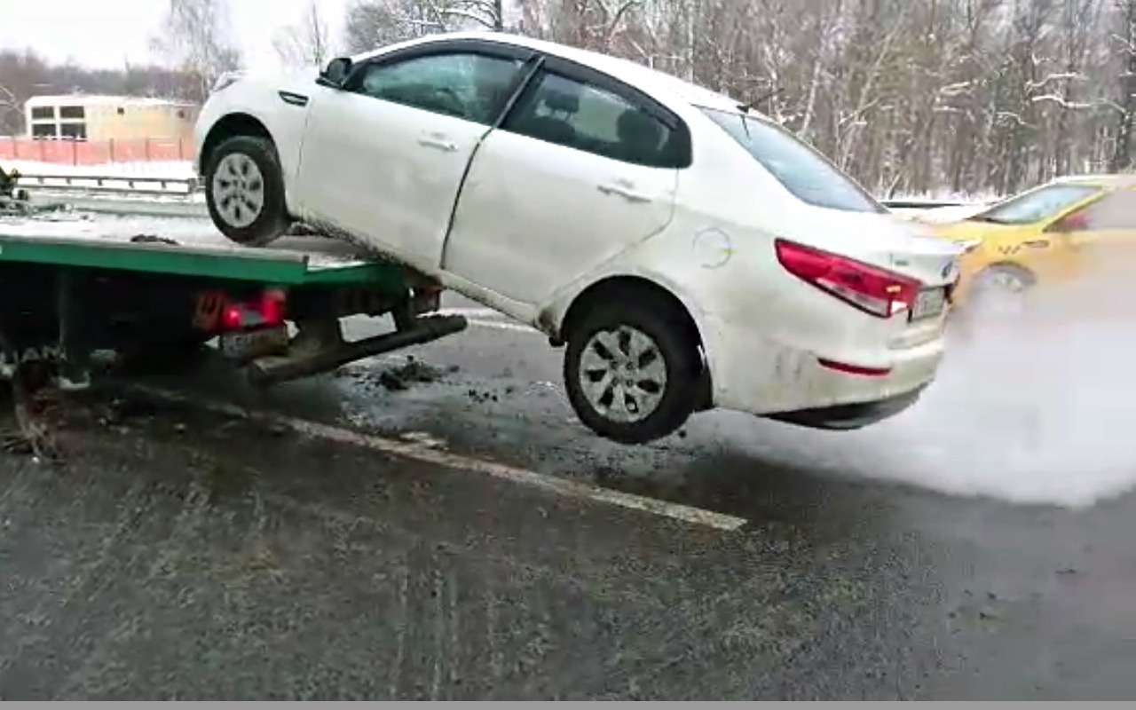 Рассерженный таксист спрыгнул с эвакуатора. На автомобиле