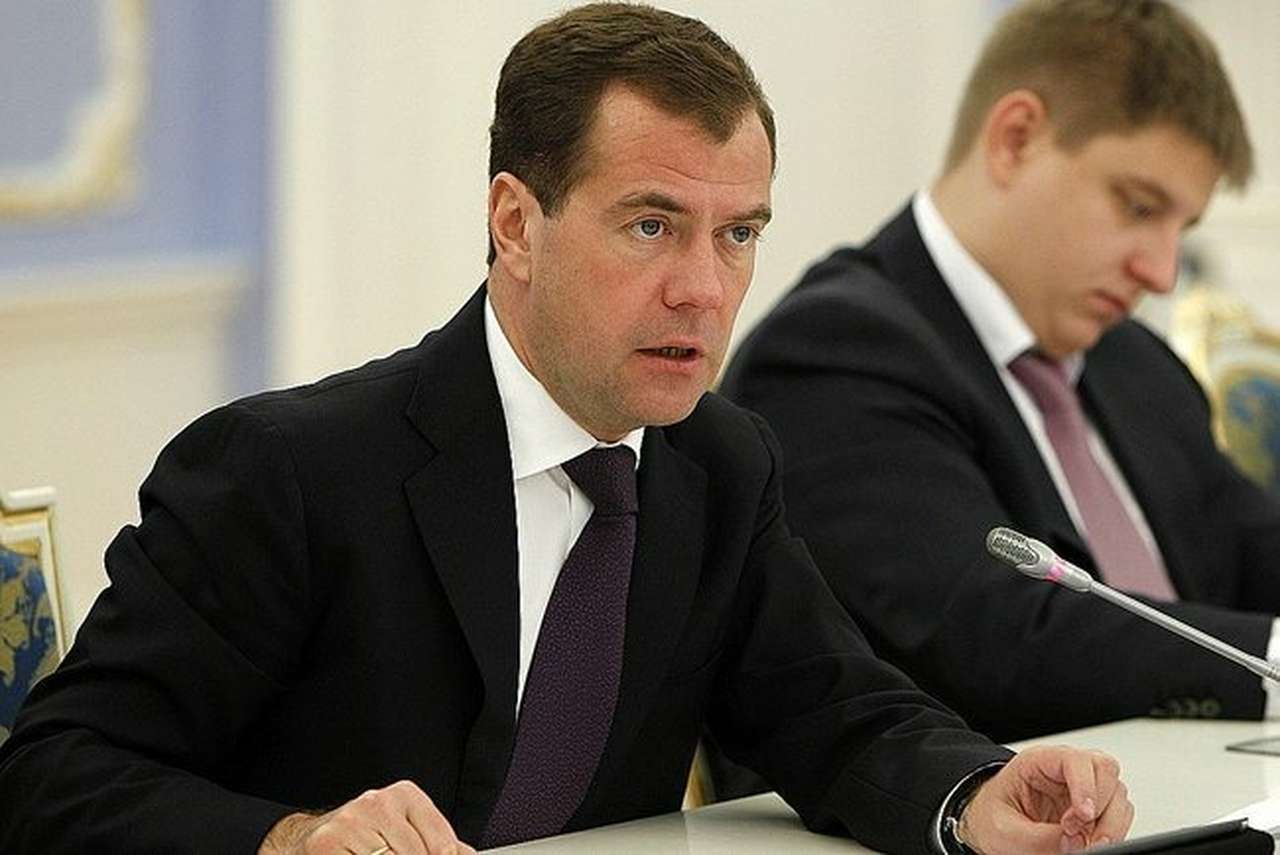  Президент предложил ужесточить условия получения прав категорий D и Е