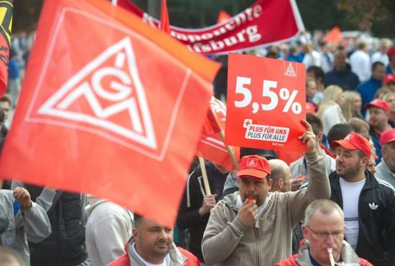 Работники VW отстояли повышение зарплаты