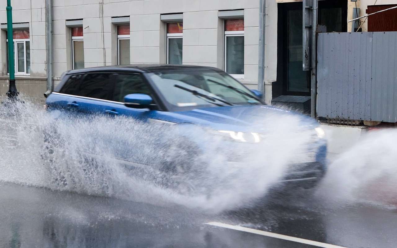 Почему нужно объезжать даже небольшие лужи: ошибки водителей во время паводка