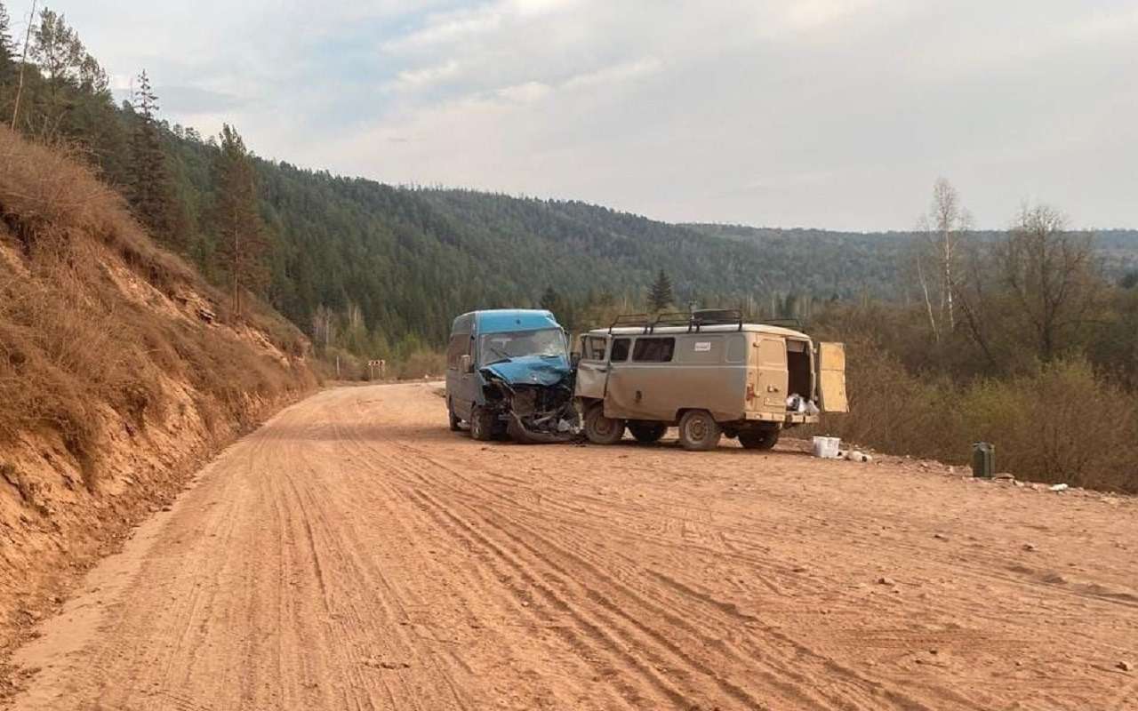 УАЗ столкнулся с полным пассажиров автобусом: пострадало десять человек
