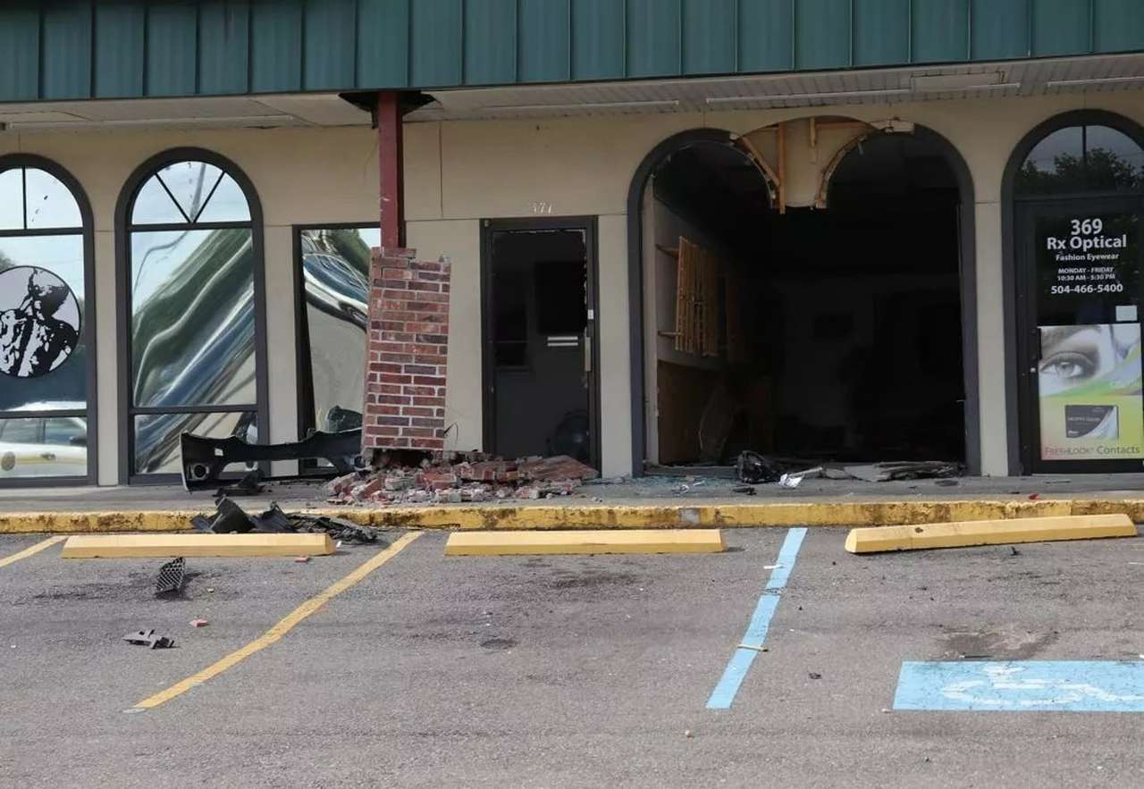 78-летний водитель запаниковал и стал крушить все подряд