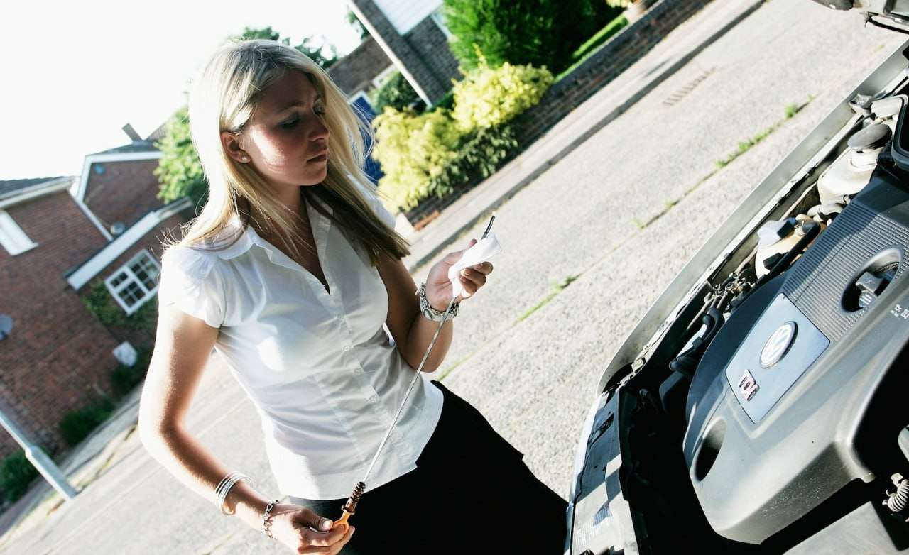 Водители спорят: как правильно проверять уровень масла?