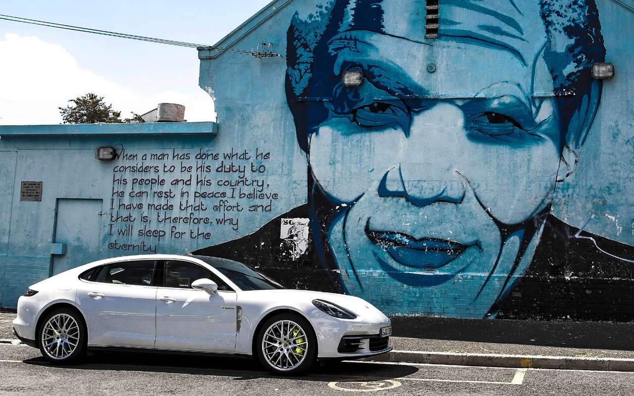 Одно из ярких отличий всех гибридных версий Porsche – тормозные суппорты салатового цвета. При торможении электромотор переходит в режим генератора, преобразуя механическую энергию в электрическую – для подзарядки батареи.