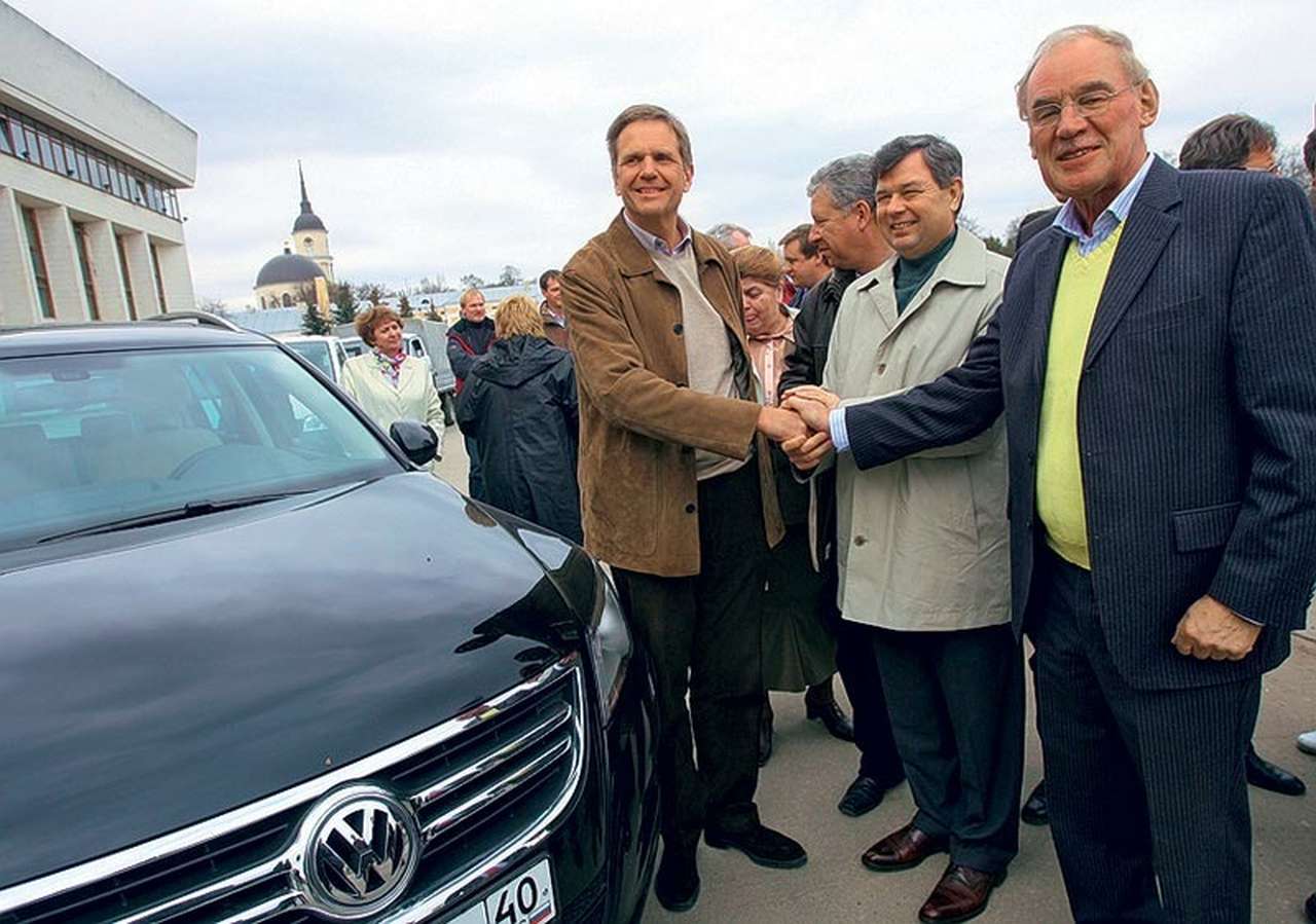 Профессор Йохем Хайцманн (слева), Дитмар Корцеква (региональный уполномоченный по российскому рынку), Анатолий Артамонов (губернатор Калужской обл.) и Детлеф Виттиг у «Фольксвагена-Тигуан» – возможного кандидата на производство в Калуге.