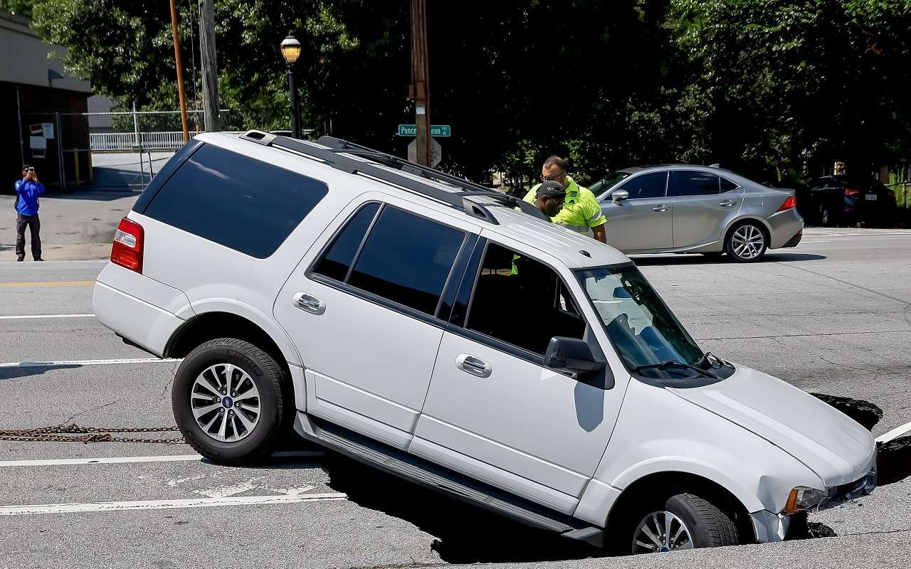 Машина в яме